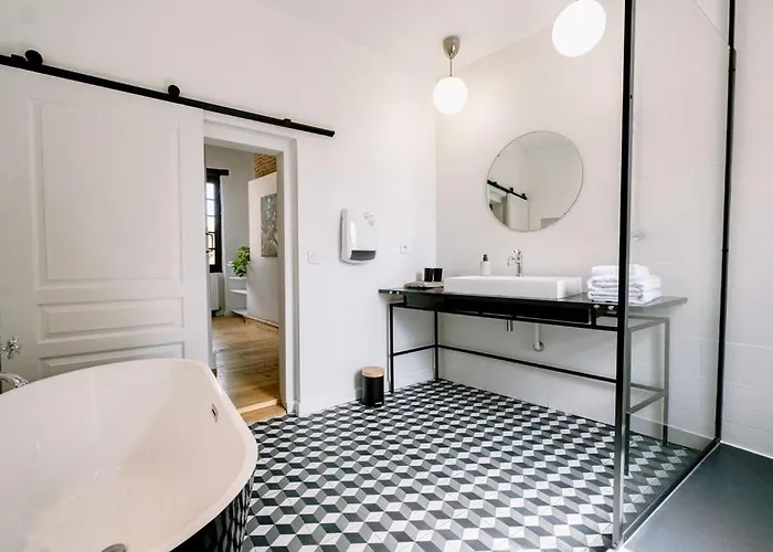 Гостевой дом La Maison Du Prevot - Maison D Hotes De Charme Au Pied De La Cathedrale Sainte Cecile D La Maison Du Prevot - Charming At Foot Of Cathedral 3*